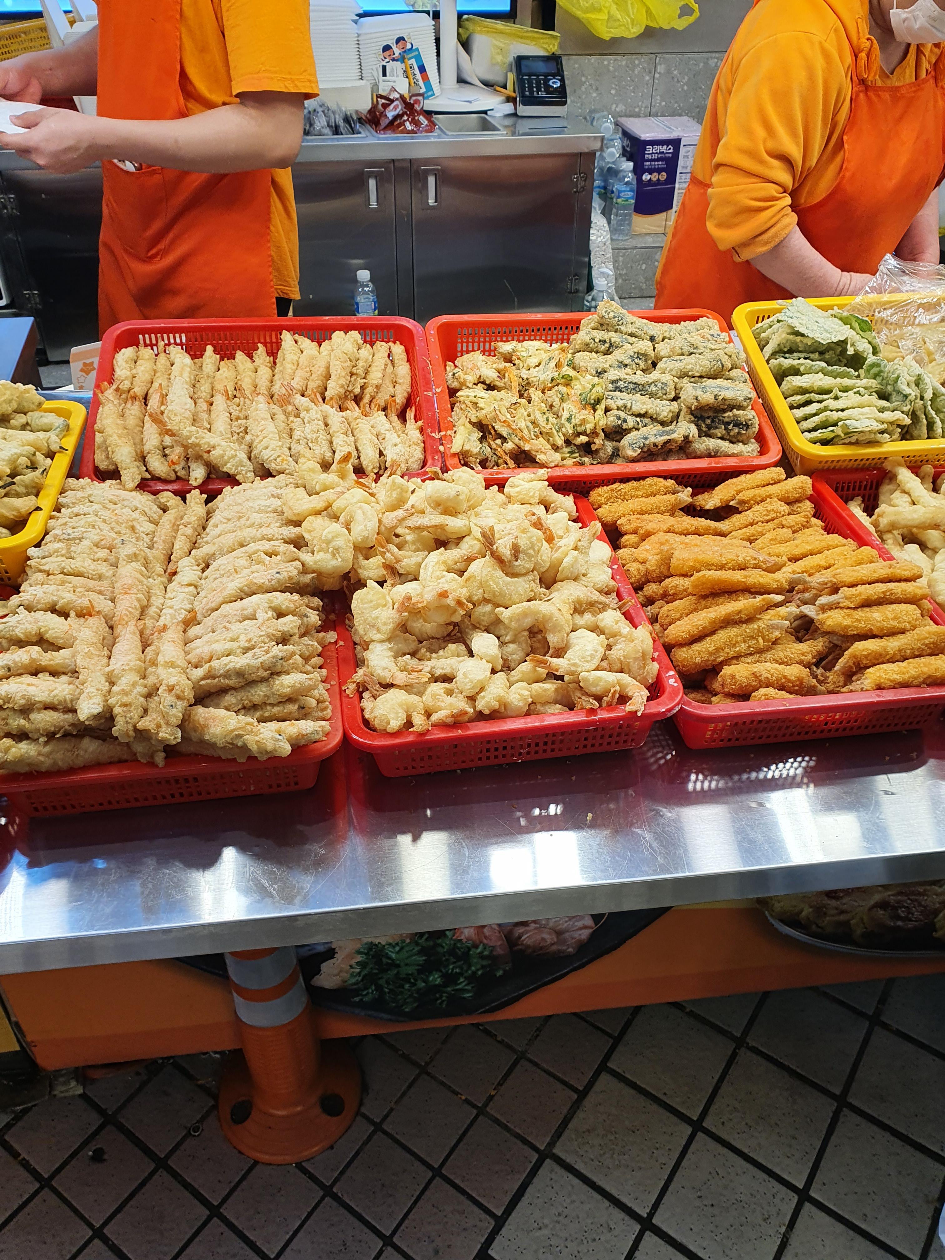 현태네 튀김 가게앞 튀김종류들 왼쪽부터 왕새우, 누드새우, 게살튀김