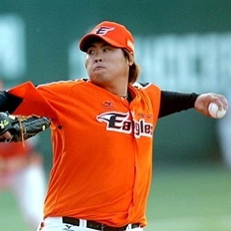 류현진 선수가 공을 던지고 있다. 그립은 패스트볼이다.