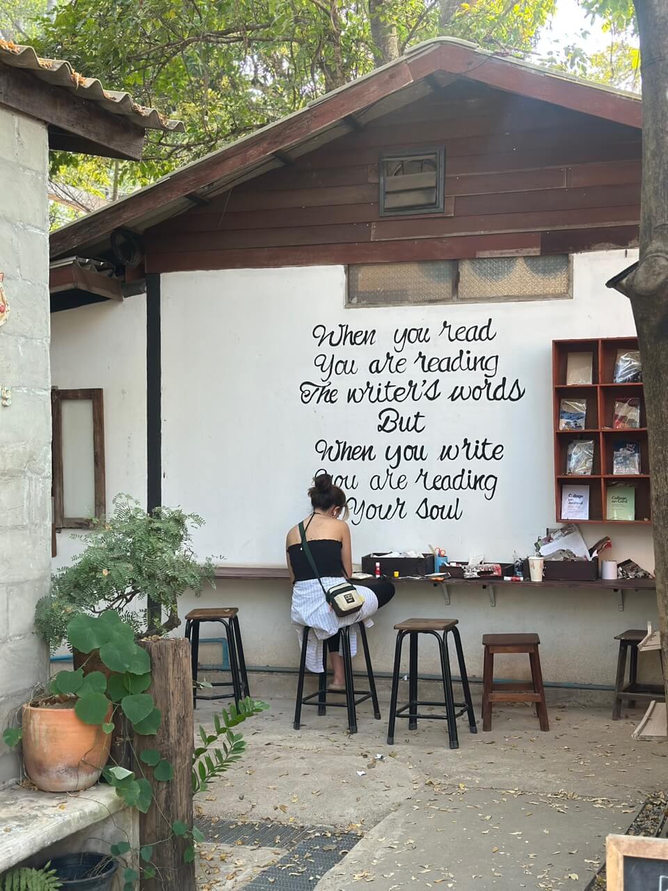 치앙마이 반캉왓 예술가 마을 문화 체험중인 외국인