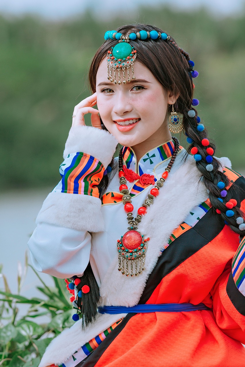 몽골의 전통 의상을 입은 여성이 환하게 웃고있는 사진입니다.
