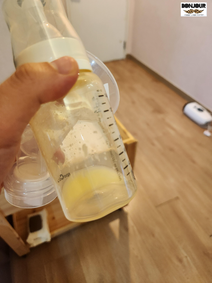 모유 젖병에 수축기로 담은 모습