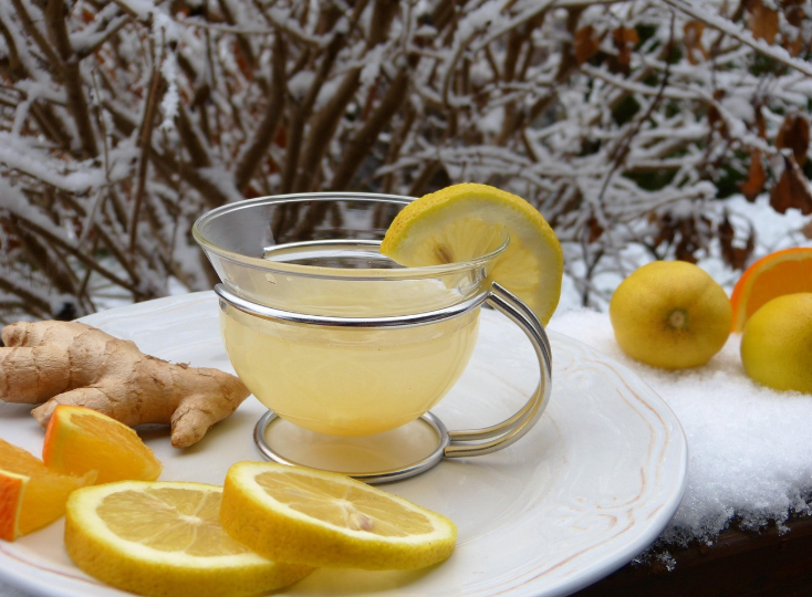 노란색의 생명력 레몬: 비타민 C의 결정체가 선사하는 디톡스의 신비와 치아 미백 주의사항