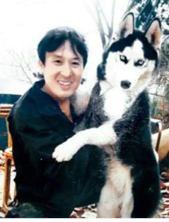강호순이 개를 안고 웃으면서 사진을 찍고 있다. 그 후 바로 개를 죽였다고 한다.