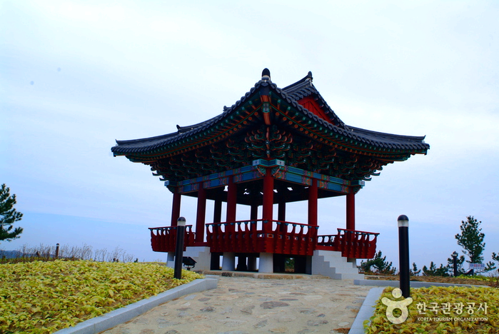 언덕위에 정자가 있다.