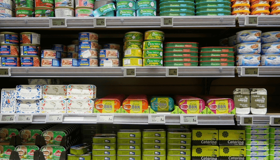 여러 가지 통조림이 진열되어 있다