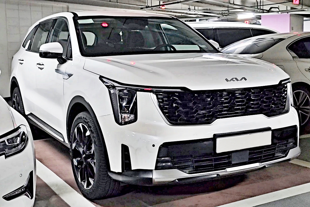 기아의 간판 중형 SUV &#39;더 뉴 쏘렌토&#39;가 이달 중 출시를 앞두고 많은 관심을 받고 있다.