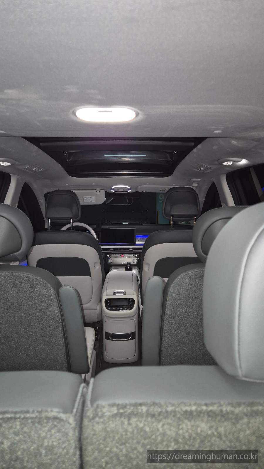 아이오닉9 트렁크에서 바라본 다크 틸/라이트 그레이 실내 인테리어, Dark Teal and Light Grey Interior seen from trunk of Ioniq 9