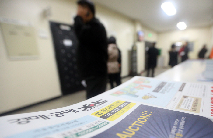 법원에-비치된-경매정보지와-입찰자들이-대기하는-모습