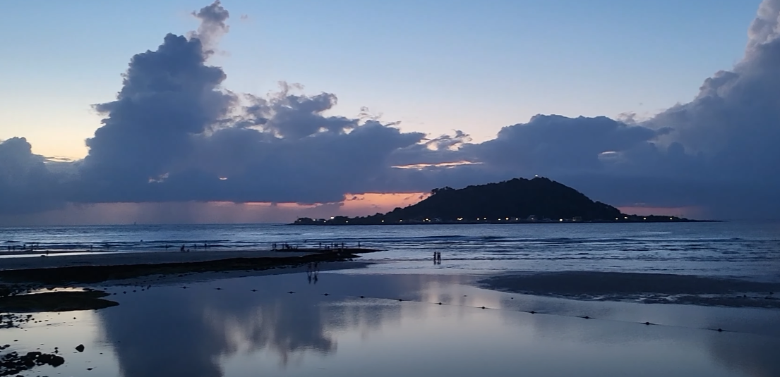 협재해변에서 노을을 감상하고 있는 사람들의 모습