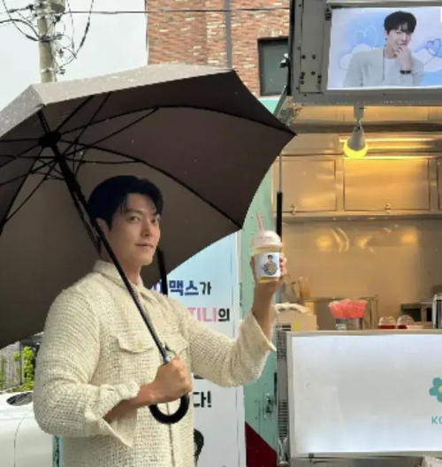 배우-김우빈-사진
