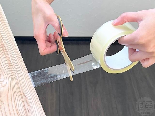 맨손으로 테이프 자르기 가위 없이