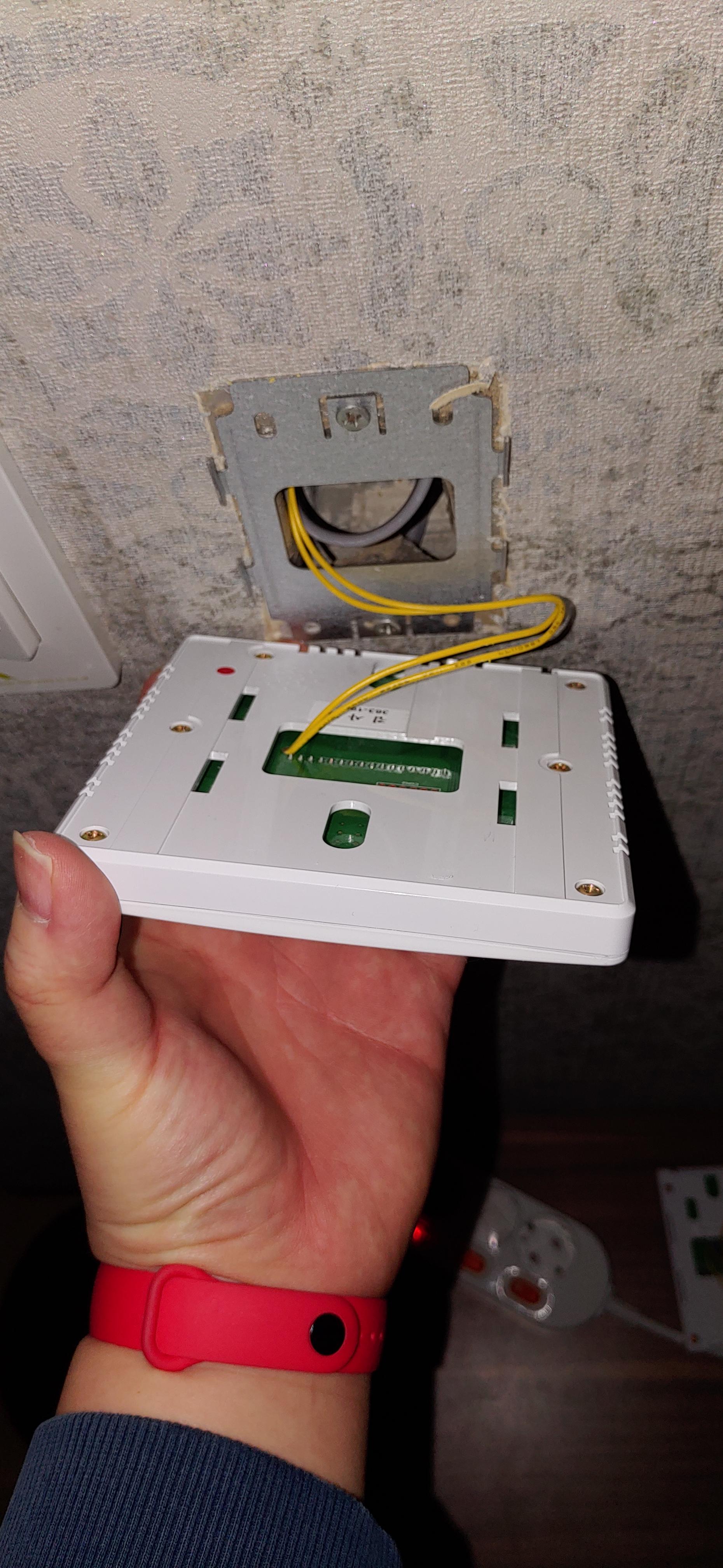 전선 연결했으면, 이제 벽 브라켓에 끼우면 끝!