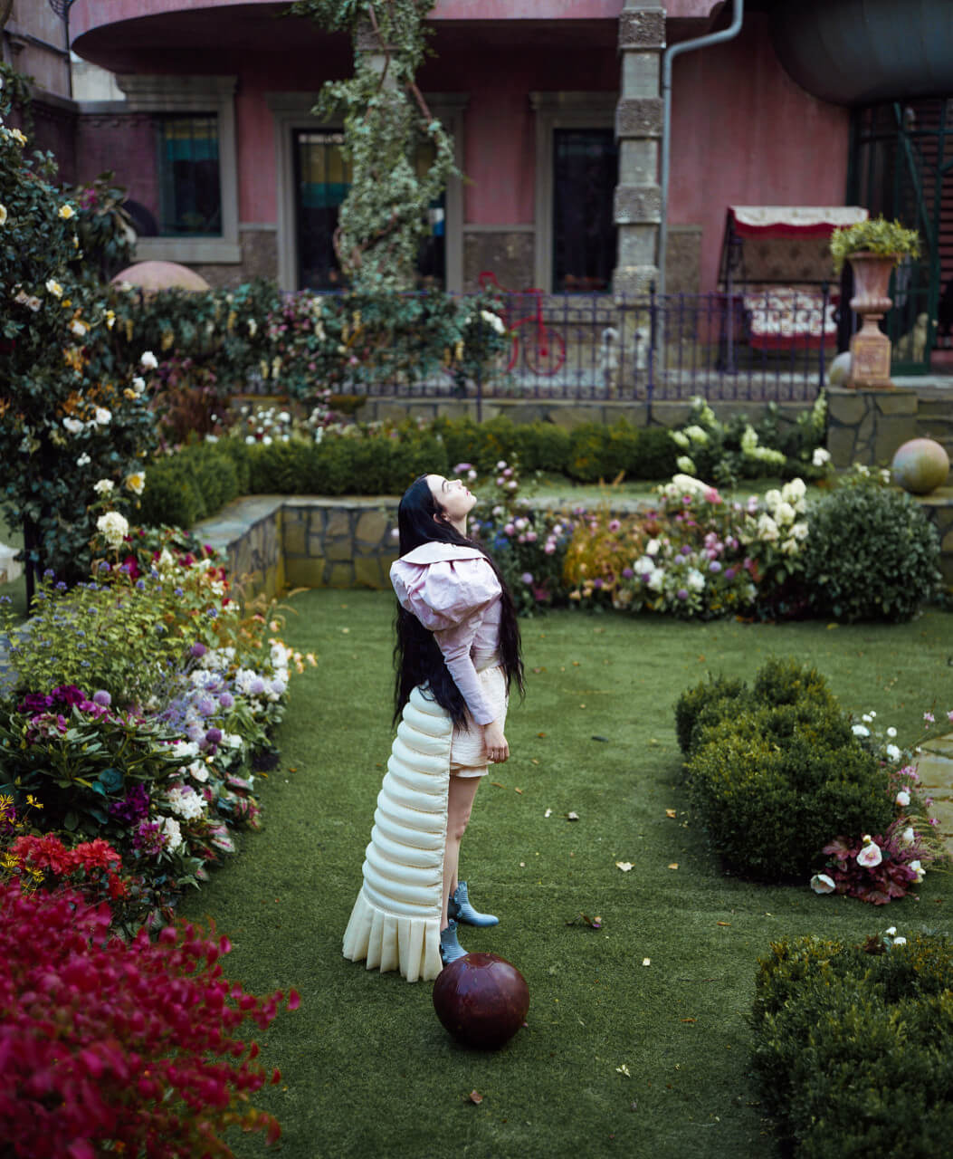 런던의 집 정원에서 하늘을 바라보고 있는 벨라