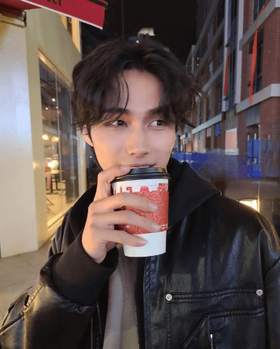 부모님의 JMS 관련성 사전 인지에 대한 의혹 증폭되고 있는 DKZ 멤버 경윤의 커피 마시는 모습