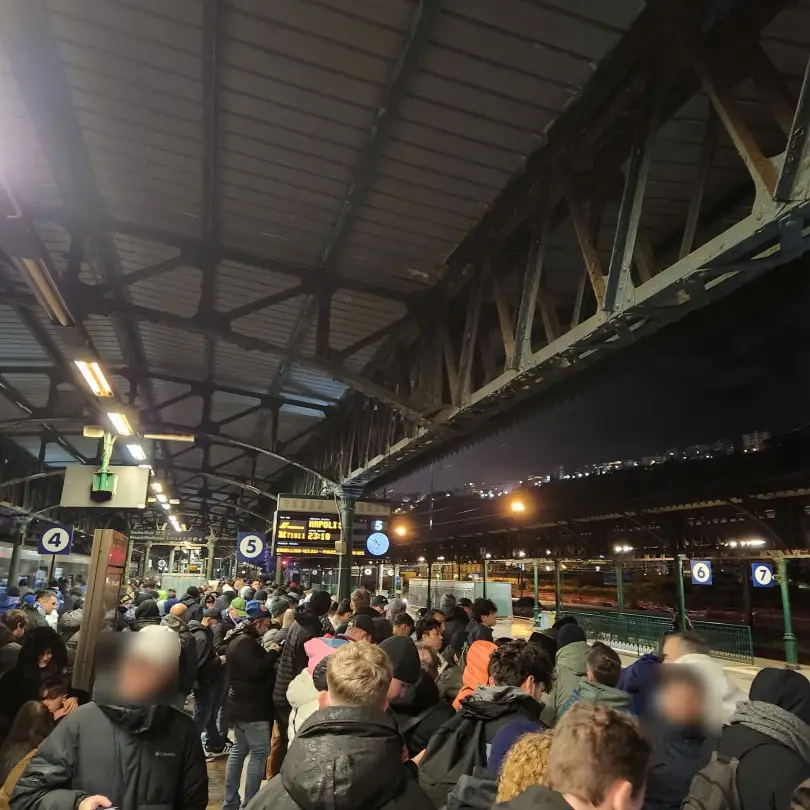 지하철-기다리는-사람들