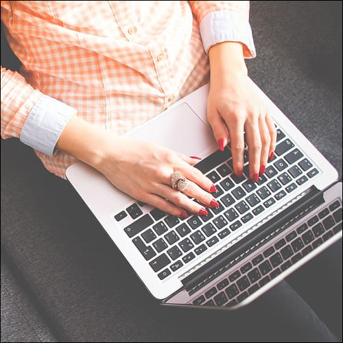 노트북을 사용중인 여성