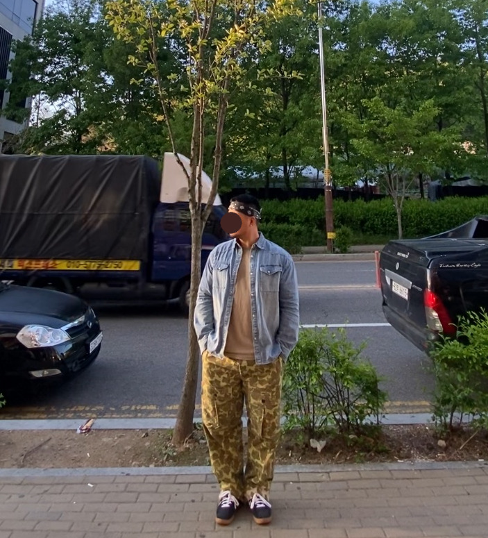 데일리룩('26. 5. 4.)하바행크 HAVAHANK 페이슬리 반다나, 디미트리블랙 웨스턴 데님셔츠, 쿨탠다드 티셔츠, 브론슨 M43 덕헌팅 카모 카고팬츠, 컨버스 올스타 스니커즈
