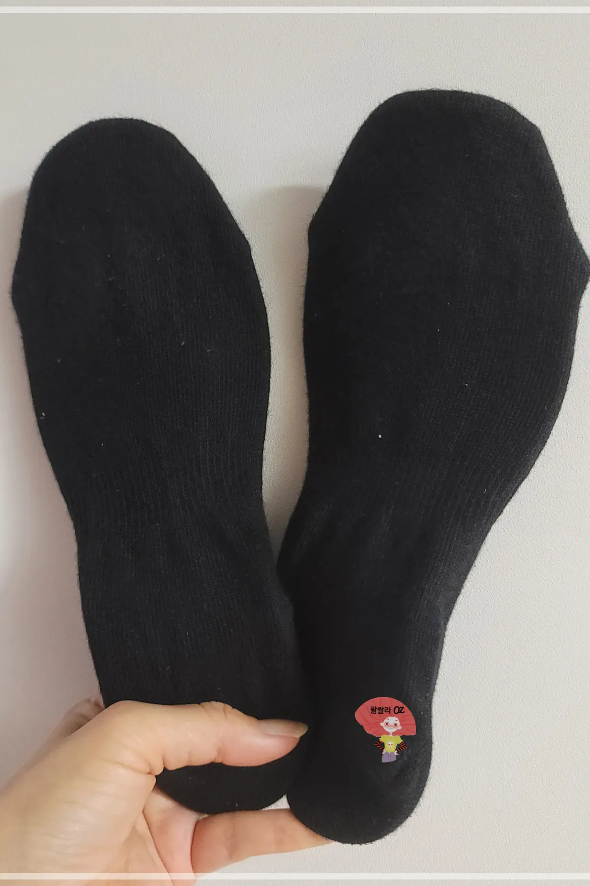 검은색-양말-한-쌍-속에-끼워-넣은-깔창