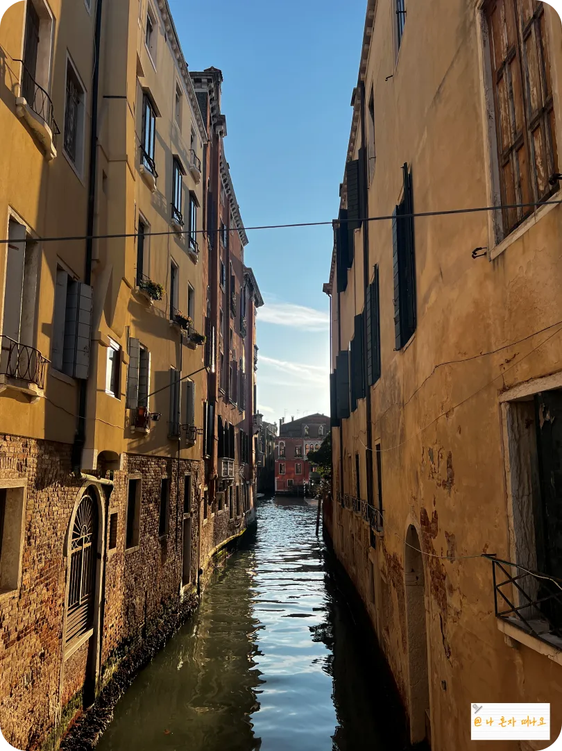 건물-사이-골목-수로