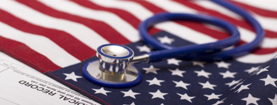 미국국기에 청진기가 있는 사진