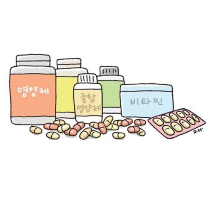 영양제와-비타민이-한가득-놓여져있는모습