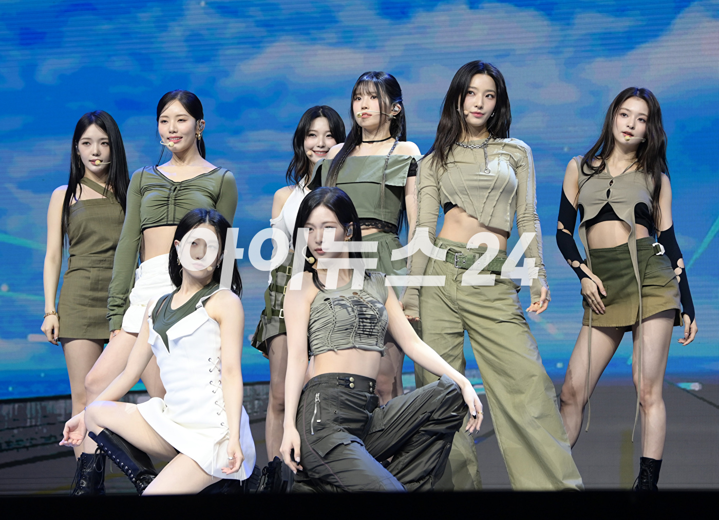 그룹 프로미스나인이 5일 오후 서울 광진구 예스24 라이브홀에서 진행된 프로미스나인(fromis_9) 첫 번째 정규앨범 '언락 마이 월드(Unlock My World)' 발매 기념 쇼케이스에 참석하고 있다. [사진=정소희 기자]