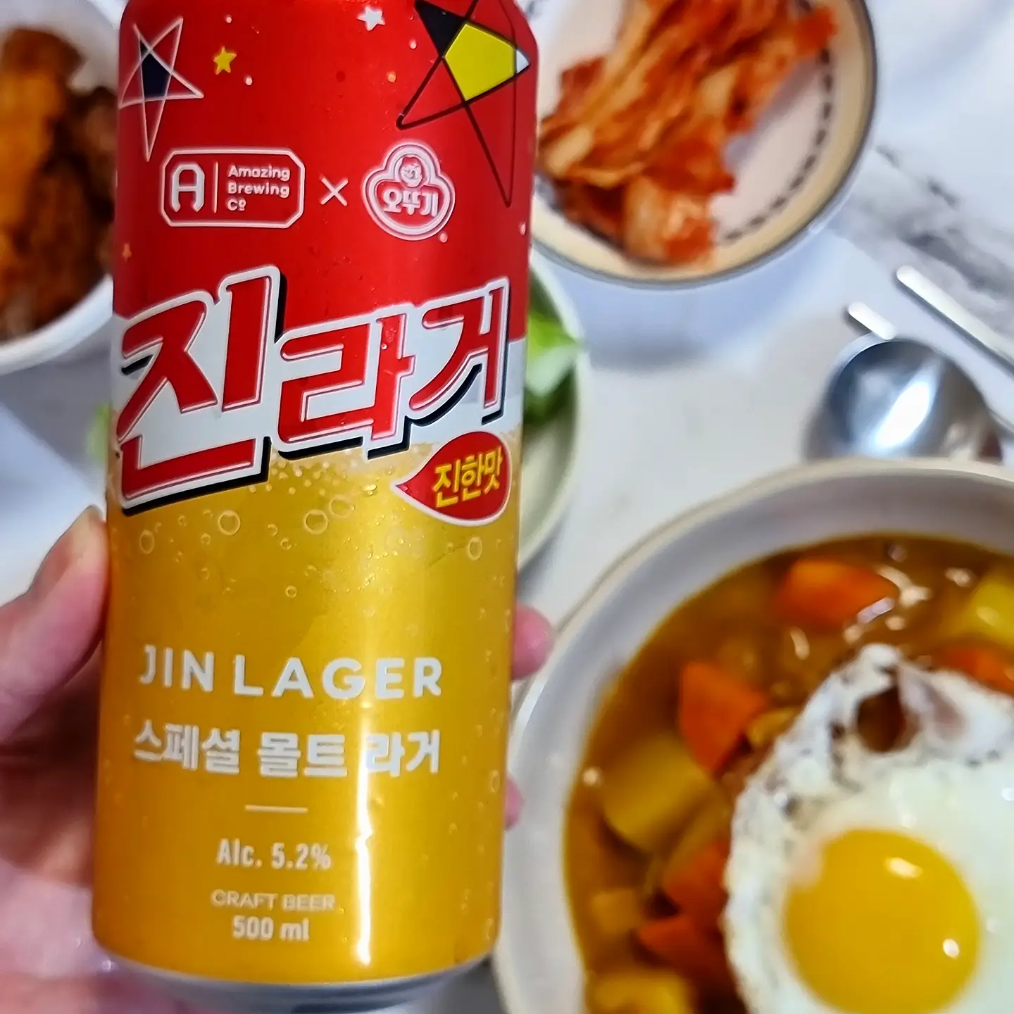 매콤한 카레와 최상의 궁합을 자랑하는 시원한 캔맥주.