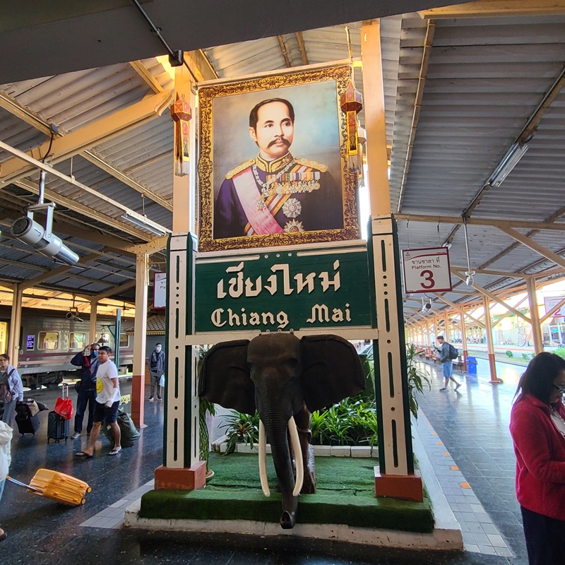 치앙마이역-안에있는-코끼리와-초상화