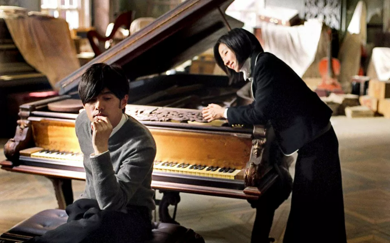 피아노를 두고 앉은 상륜과 샤오위