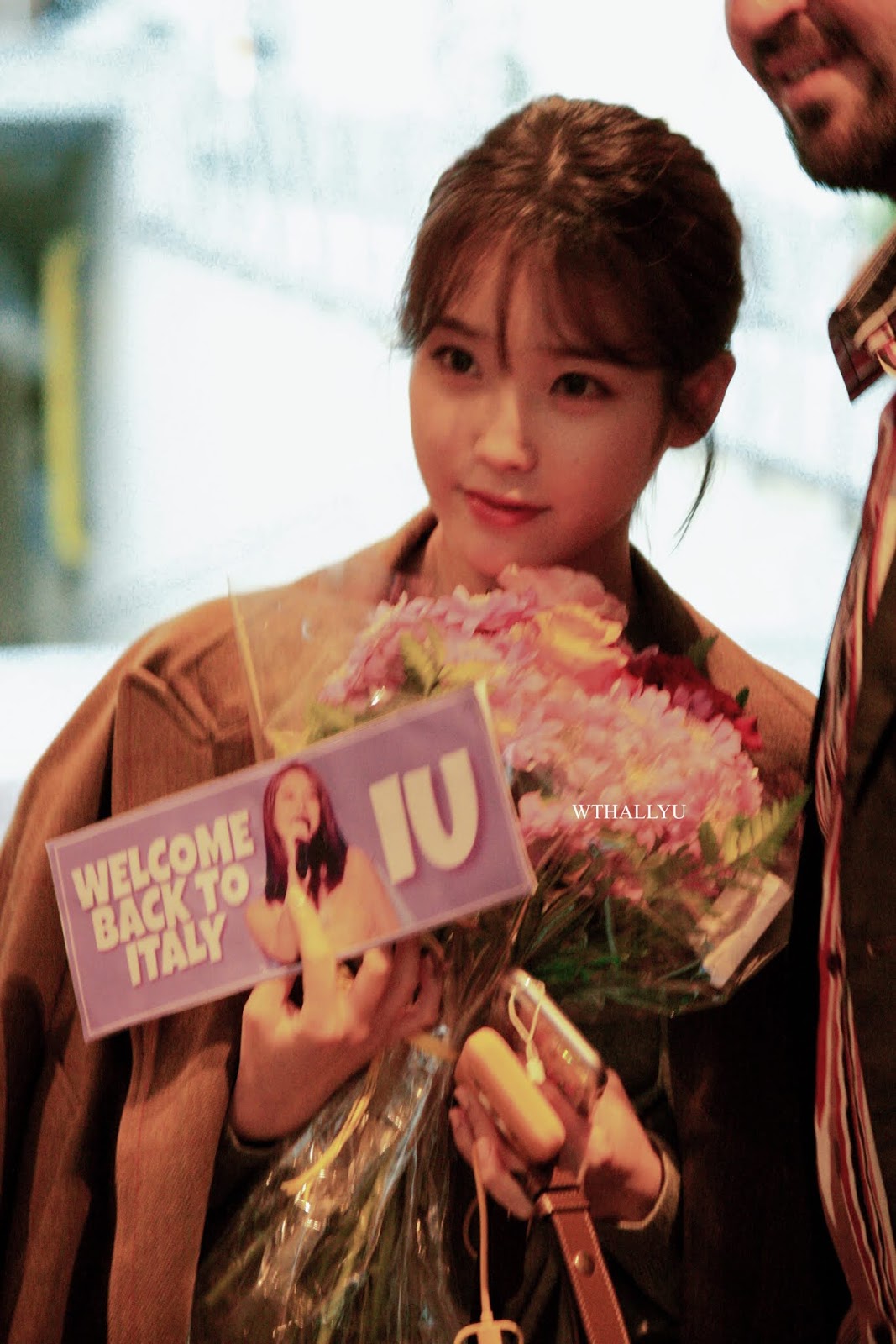 밀라노 간 아이유 패션