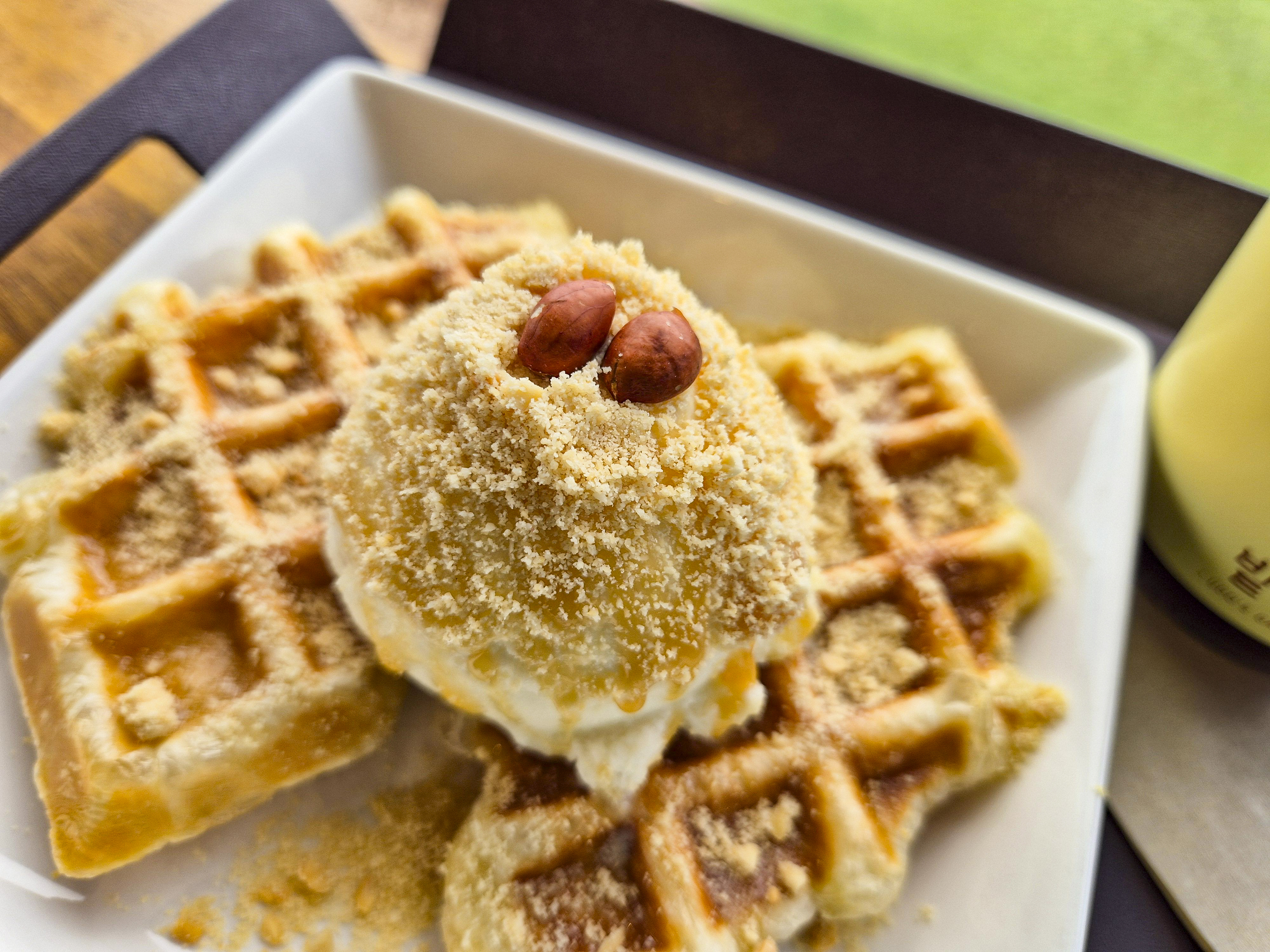 땅콩밭크로플+땅콩아이스크림의 맛있어 보이는 모습