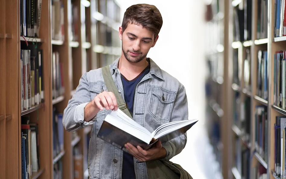 책을 읽고있는 남성