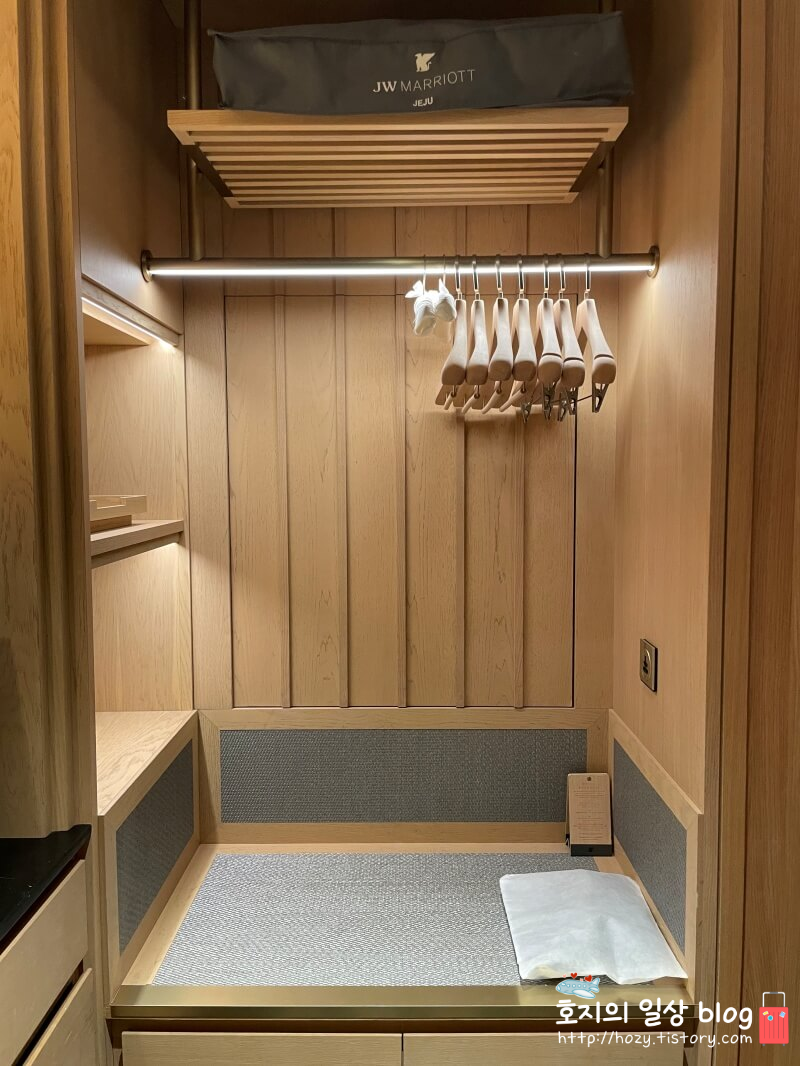 제주 JW메리어트 디럭스룸 옷장