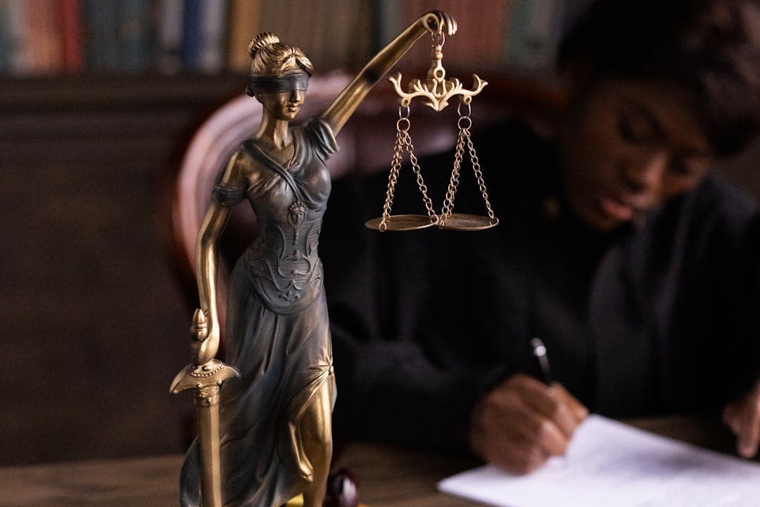 조희대 대법관 탄핵 청원 논란을 상징하는 정의의 여신상 접사