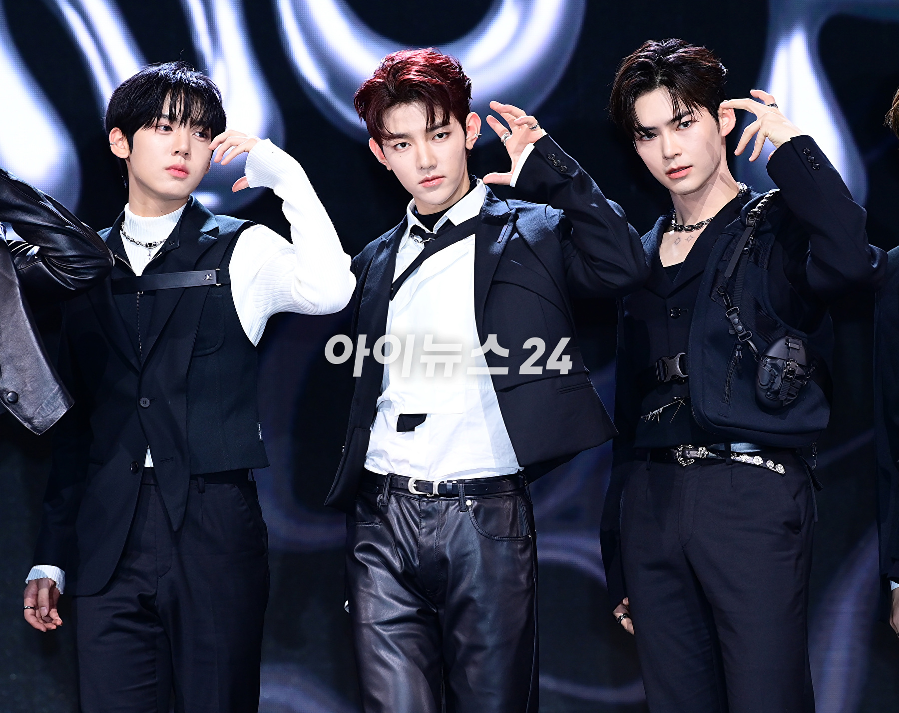 그룹 제로베이스원(ZEROBASEONE)이 5일 오후 서울 광진구 예스24라이브홀에서 열린 두 번째 미니앨범 &#39;멜팅 포인트&#39;(Melting Point) 발매 기념 쇼케이스에서 포토타임을 갖고 있다. [사진=정소희 기자]
