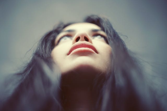 여자의-얼굴-아래에서-위로-사진을-찰영한-각도-코가-잘보인다.