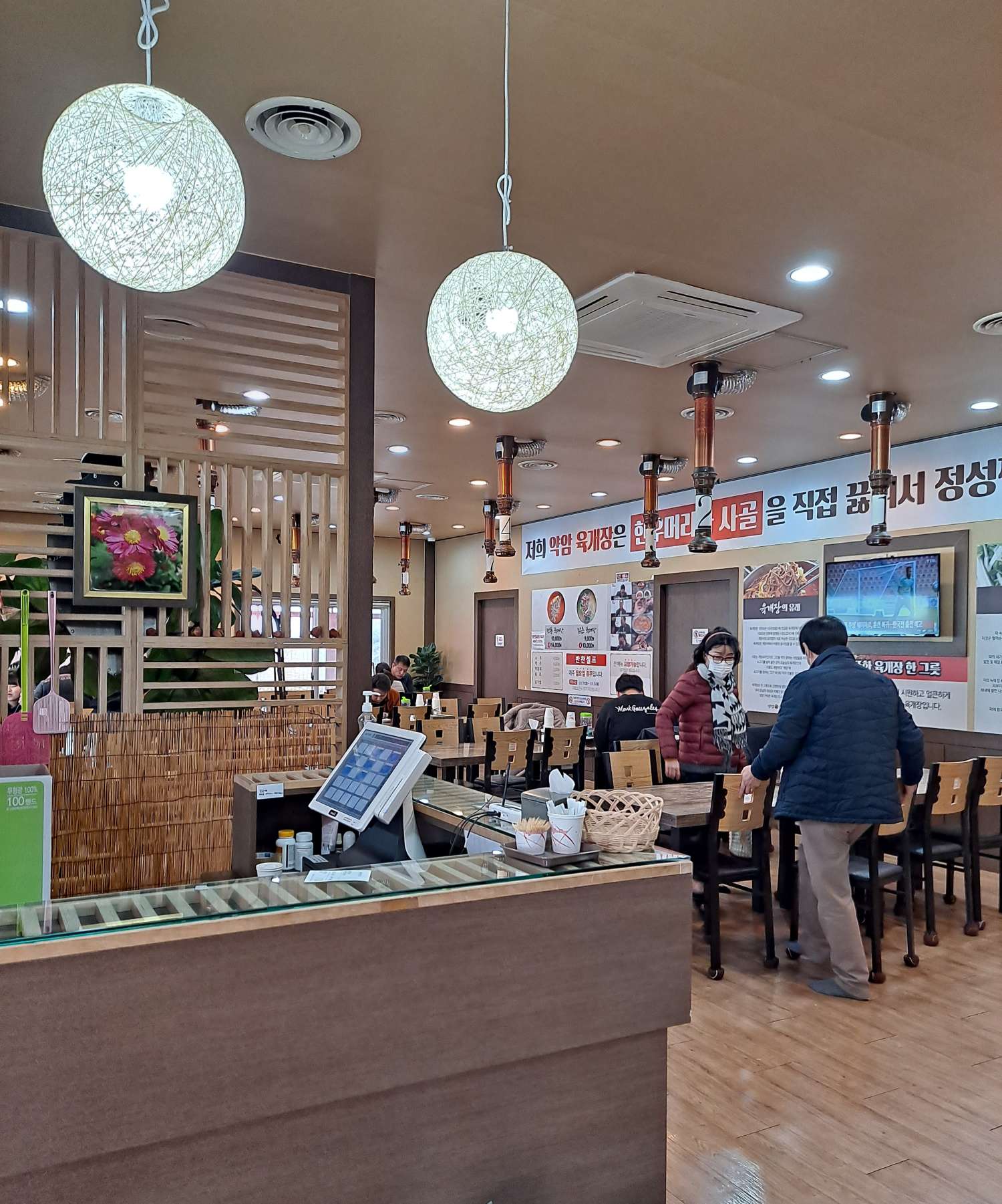 신발장에서 보는 매장내부