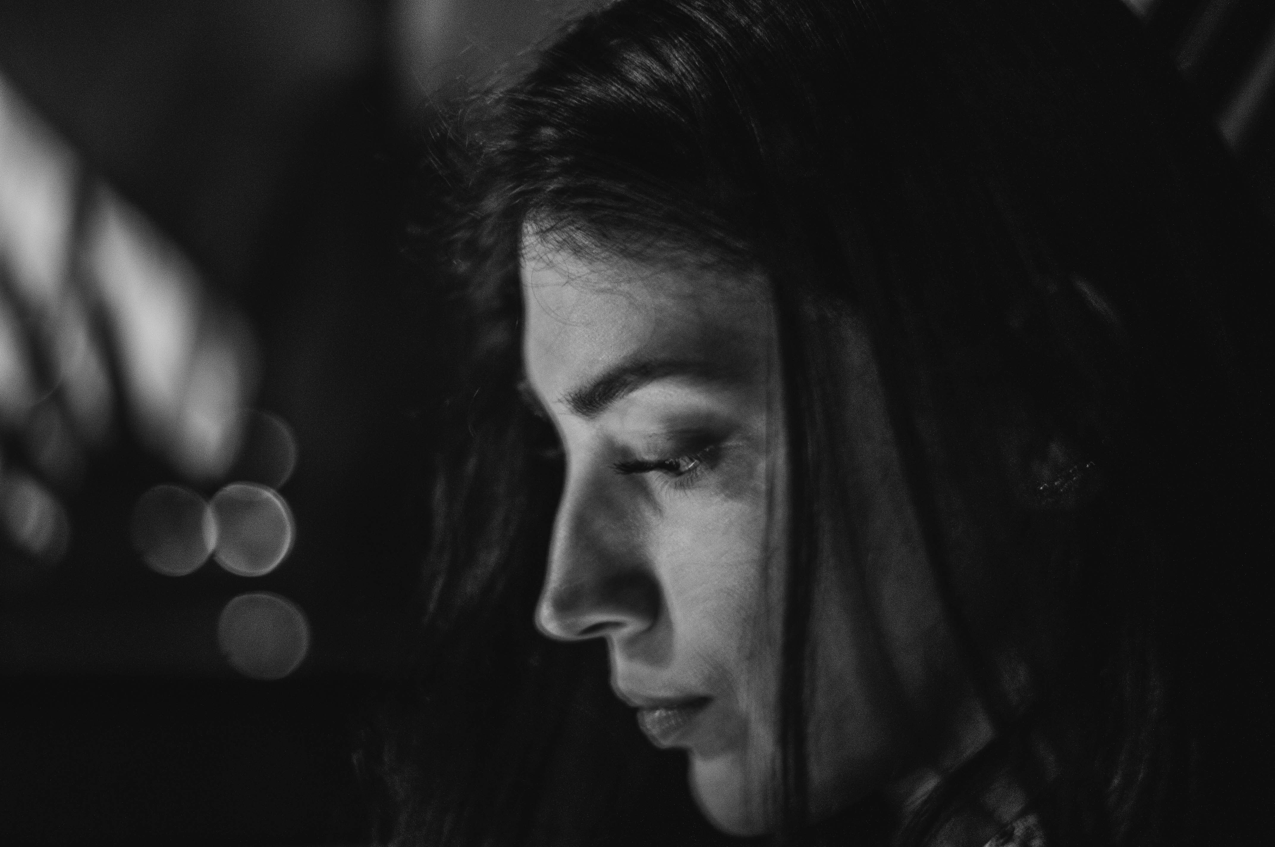 긴장된 무대 위 가수가 함께 보이는 스틸컷 관련 사진