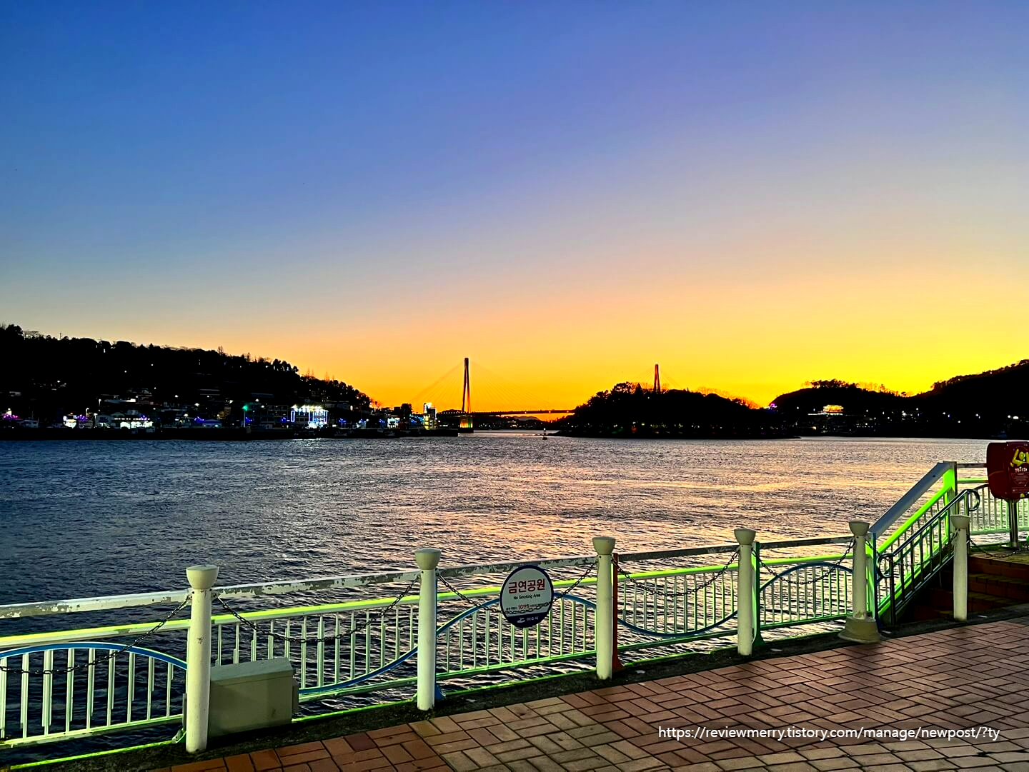 거북선 상회 앞 바다 뷰