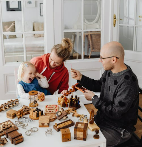 엄마와 아빠와 아이가 함께 교구를 가지고 노는 장면