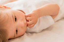 아기가 손가락 빠는 이유와 대처법