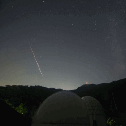 천문대와 밤하늘의 별이 있다.