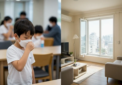 공공장소에서 옷소매로 기침하는 아이와 창문이 활짝 열려 환기되는 깨끗한 거실이 함께 묘사된 사실적인 사진