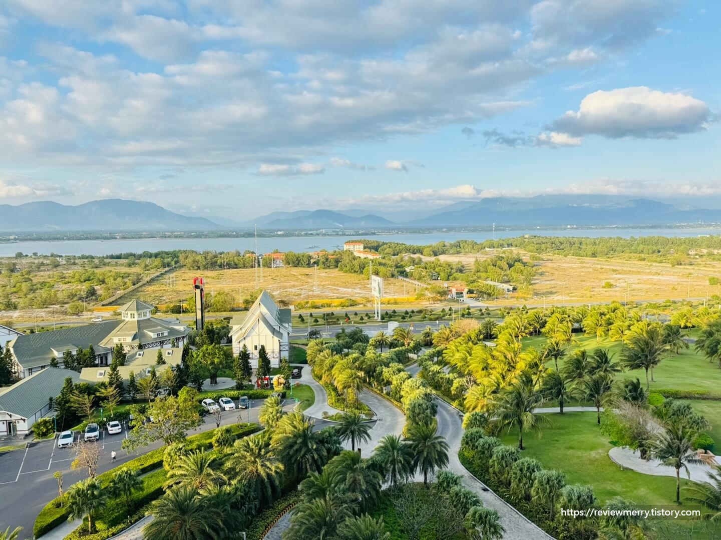 복도에서 본 낮 뷰