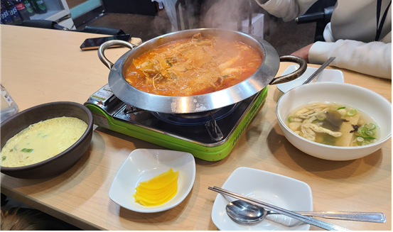 국물무뼈닭발 한 상 차림