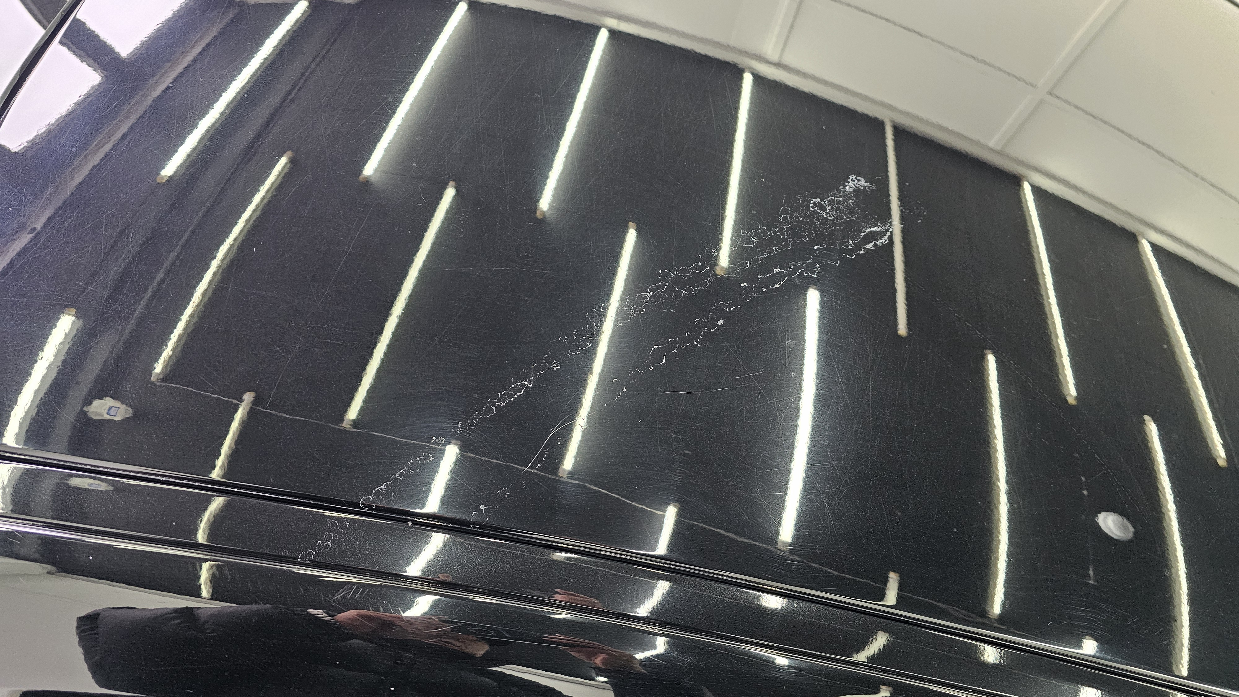 자동차에 떨어진 시멘트물