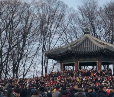 해돋이 명소 서울 (남산팔각정) 에 모인 인파들
