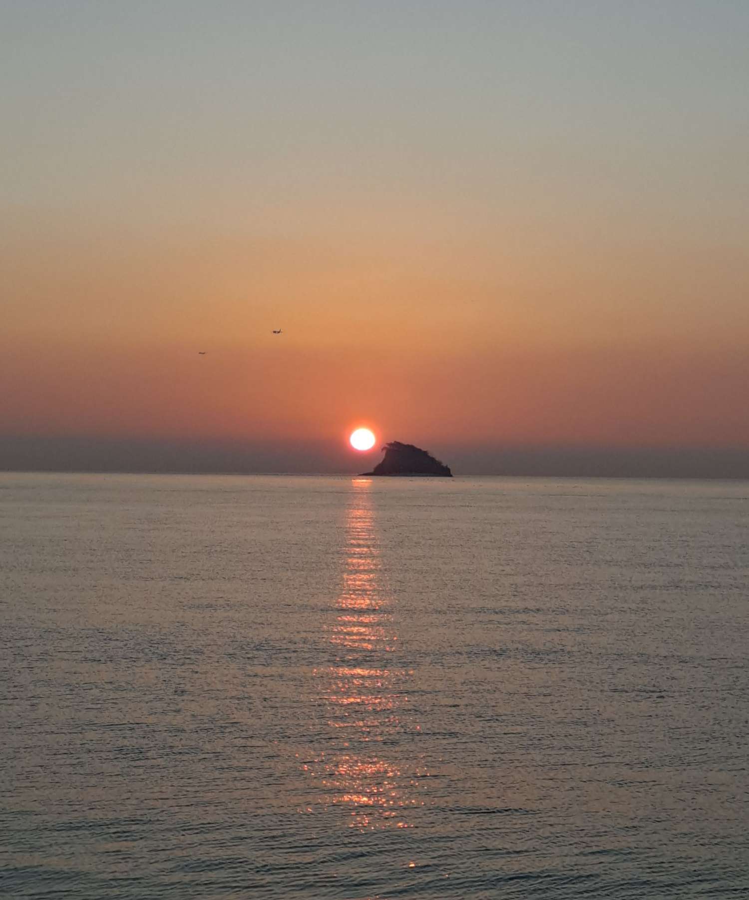 붉은빛이 바다를 비추다