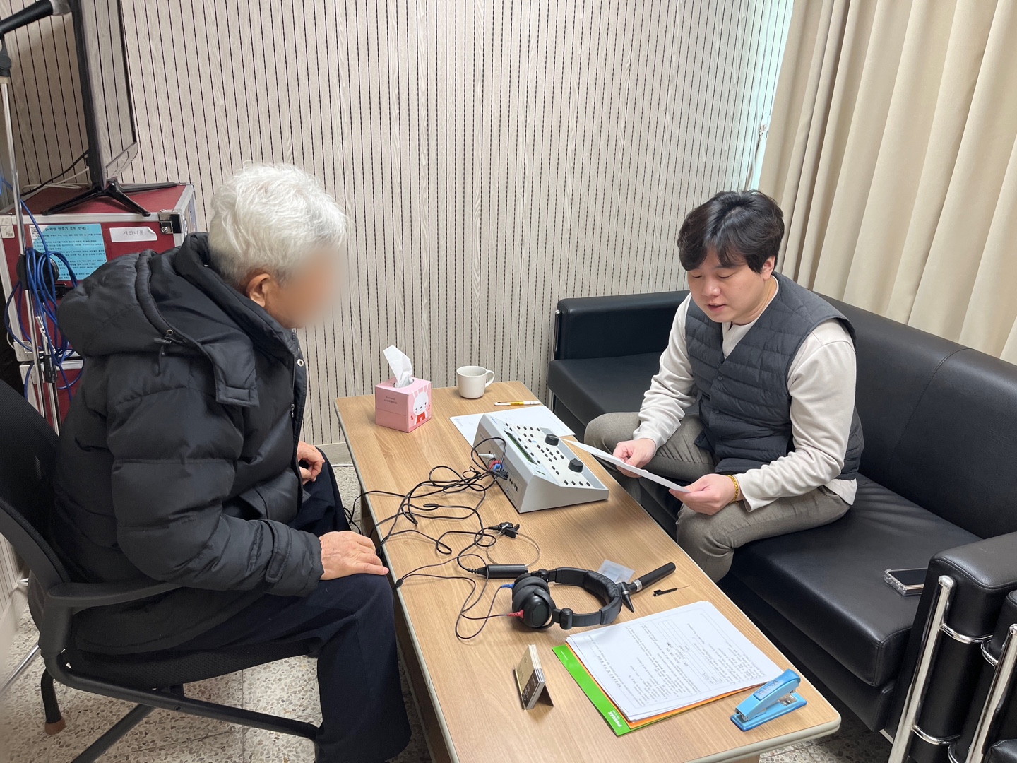 이미지설명: 청력검사 이후 상담을 진행하고 있는 모습.