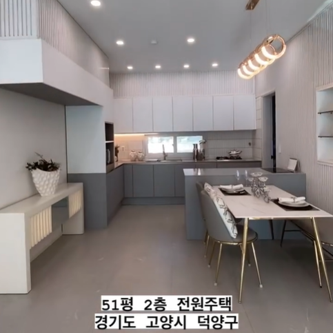 주방의 공간은 어머니들이 편하게 움직이기 좋은 구조와 가족들과 같이 오손도손 앉아 식사를 가질수 있는 공간을 갖고 있어요